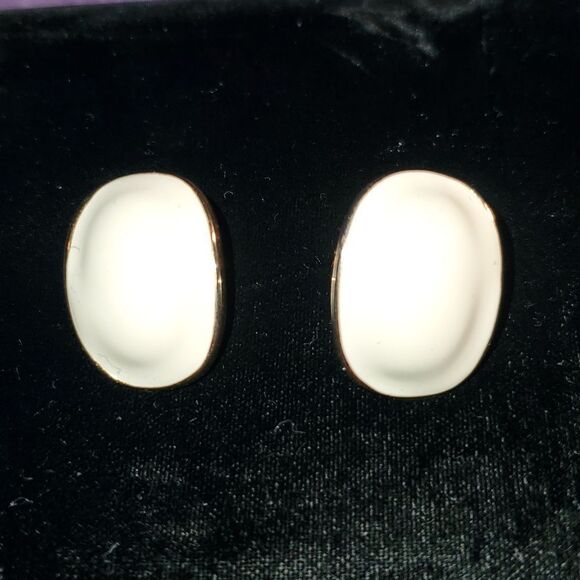 Vintage 1980's Napier Goldtone &‎ Ivory Enamel Rectangular Clip-On Earrings - Picture 1 of 6